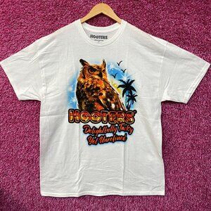 Hooters Delightfully Tacky Yet Unrefined T-Shirt XL